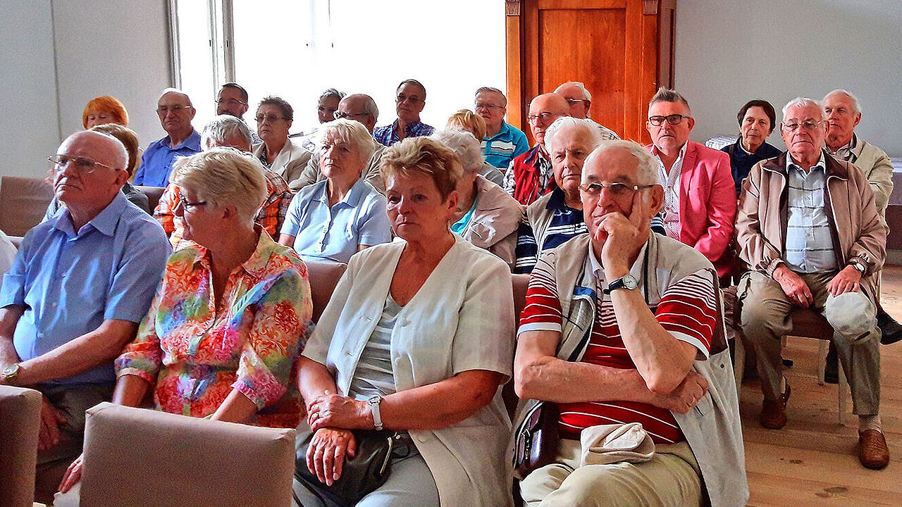 Die Teilnehmer folgten gespannt dem Vortrag durch OTL a.D. Hermann. Foto: DBwV/Eckert