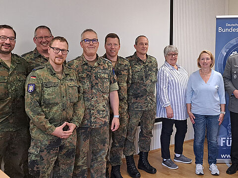 Freuten sich über den Besuch des DBwV Bundesvorsitzenden Oberst André Wüstner (r.): Hauptfeldwebel Marcel Sudermann, Hauptmann Sascha Handt, TruKaVorsitzender Hauptmann Steffen Münch, Personalratsvorsitzender Oberstabsfeldwebel Frank Dolfen, StOKa-Vorsitzende Hauptmann Dominique Behrens, Oberstabsfeldwebel d. R. Ralf Saur, Bibliothekshauptsekretärin Angela Birken und Angestellte Heike Collas-Grabowski. Foto: Hauptmann a.D. Michael Grothe