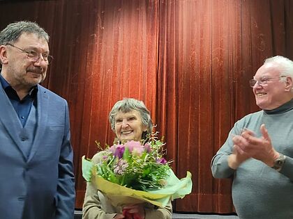 Aus dem Vorstand verabschiedet wurde Stabsfeldwebel a.D. Herbert Hoffmann (rechts). Seine Frau Maria freute sich bei der Gelegenheit über eine kleine Aufmerksamkeit vom wiedergewählten Vorsitzenden Hauptmann a.D. Torsten Küppers. Foto: Barbara Fink-Abicht