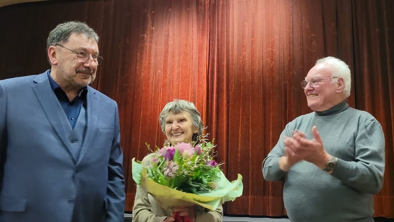 Aus dem Vorstand verabschiedet wurde Stabsfeldwebel a.D. Herbert Hoffmann (rechts). Seine Frau Maria freute sich bei der Gelegenheit über eine kleine Aufmerksamkeit vom wiedergewählten Vorsitzenden Hauptmann a.D. Torsten Küppers. Foto: Barbara Fink-Abicht