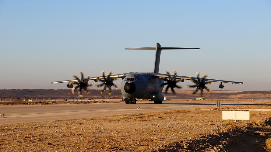 Beim Transportflugzeug A400M beklagt die Luftwaffe eine „weiterhin unbefriedigende technische Produktreife“. Foto: Bundeswehr/Jan Butzkies 