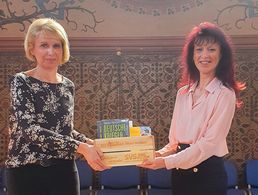 Katrin van Treek (r.) übergibt die Literaturspende der SVS an die Leiterin der Kreisbibliothek in Aschersleben. Foto: DBwV/van Treek