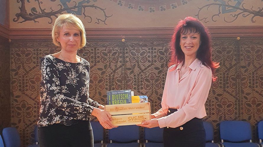 Katrin van Treek (r.) übergibt die Literaturspende der SVS an die Leiterin der Kreisbibliothek in Aschersleben. Foto: DBwV/van Treek