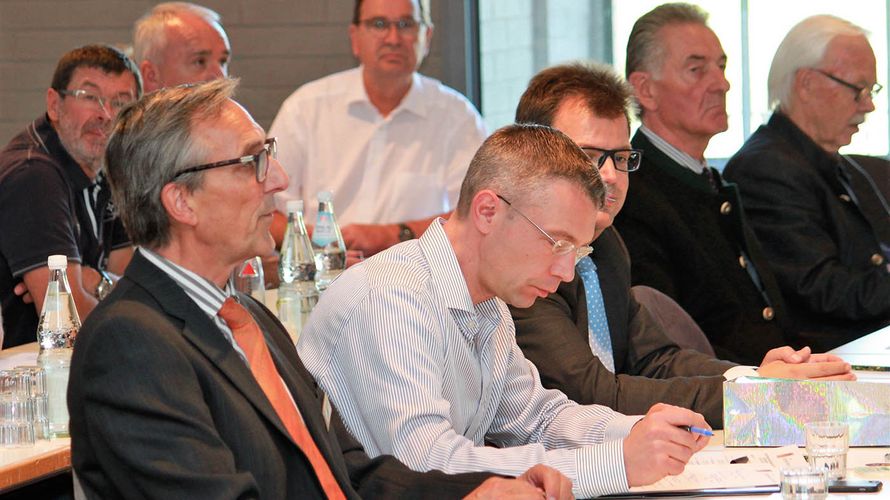 Landesvorsitzender Gerhard Stärk (l.) und Justitiar Christian Sieh stellen in ihren Vorträgen Aktuelles aus der Verbandsarbeit vor Foto: DBwV/Ingo Kaminsky