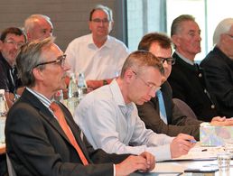 Landesvorsitzender Gerhard Stärk (l.) und Justitiar Christian Sieh stellen in ihren Vorträgen Aktuelles aus der Verbandsarbeit vor Foto: DBwV/Ingo Kaminsky