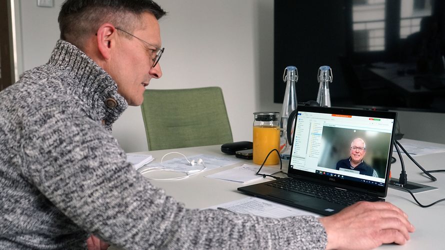 Digitaler Führungswechsel: Frank Schmitt und Stephan Müller nutzen die Möglichkeit eines Videochats, um Corona-konform die Übergabe zu vollziehen. Foto: DBwV/Kruse