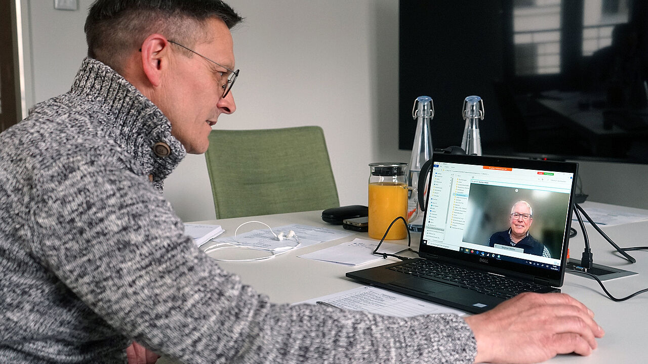Digitaler Führungswechsel: Frank Schmitt und Stephan Müller nutzen die Möglichkeit eines Videochats, um Corona-konform die Übergabe zu vollziehen. Foto: DBwV/Kruse