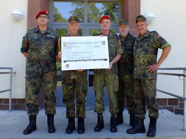 Scheckübergabe in Burg: Oberstleutnant Krohn, Stabsfeldwebel Kaiser, Oberstleutnant Mach, Oberstabsfeldwebel Förster und Oberstabsfeldwebel Brockholz (v.l.n.r ). Foto: Privat