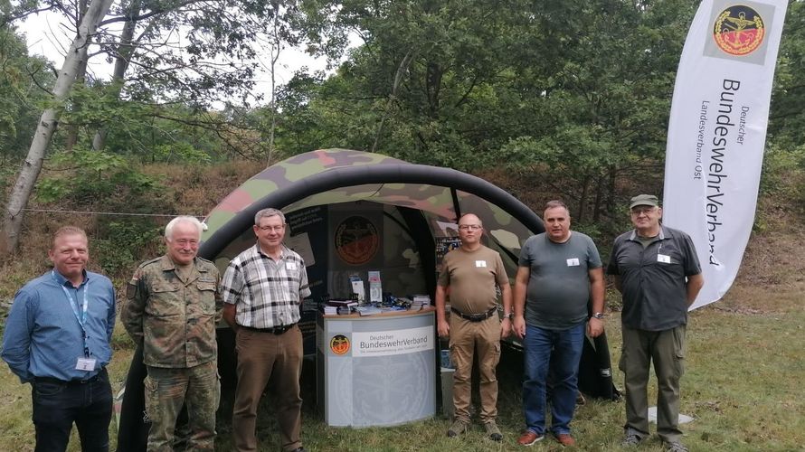 Unter Leitung des KERH Cottbus war der DBwV auch in diesem Jahr mit einem Informationsstand beim Gästevergleichsschießen des Landeskommandos Brandenburg vertreten. Foto: DBwV/Hellmund