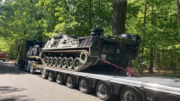 Der Bergepanzer 2A2 ist in der Lage, Hindernisse aus dem Weg zu räumen und Erdreich abzutragen. Im Grunewald soll er Schneisen schlagen, um das Feuer einzudämmen. Foto: Bundeswehr