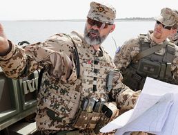 Oberstleutnant i.G. Florian Schleiffer (l.) während einer Besprechung mit einem Hauptmann vom österreichischen Bundesheer. Foto: Bundeswehr/Gerrit Hohmann