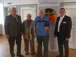 Die geehrten Jubilare Hauptmann a.D. Rudolf Albers und Stabsfeldwebel a.D. Herbert Schmid (Bildmitte) (Foto: KERH Bad Arolsen-Wolfhagen)