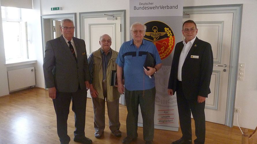 Die geehrten Jubilare Hauptmann a.D. Rudolf Albers und Stabsfeldwebel a.D. Herbert Schmid (Bildmitte) (Foto: KERH Bad Arolsen-Wolfhagen)