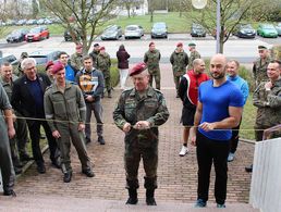 Macht den Weg zum neuen Fitnessraum frei, Kommandeur Oberstleutnant Sönke Schmuck. Foto: Oberstabsgefreiter Thomas Schulz