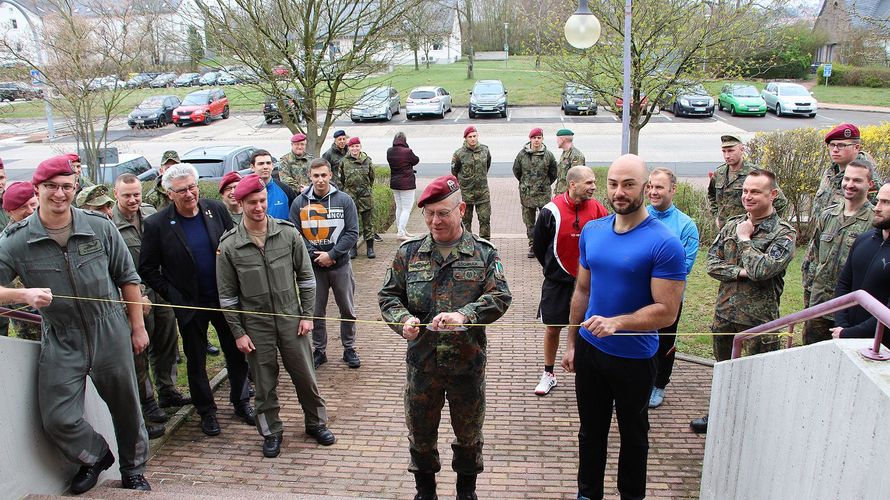 Macht den Weg zum neuen Fitnessraum frei, Kommandeur Oberstleutnant Sönke Schmuck. Foto: Oberstabsgefreiter Thomas Schulz