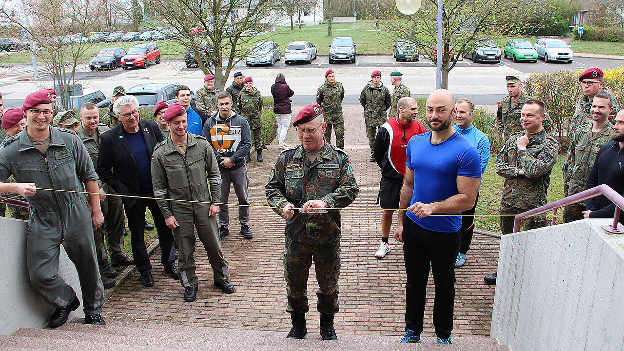 Macht den Weg zum neuen Fitnessraum frei, Kommandeur Oberstleutnant Sönke Schmuck. Foto: Oberstabsgefreiter Thomas Schulz