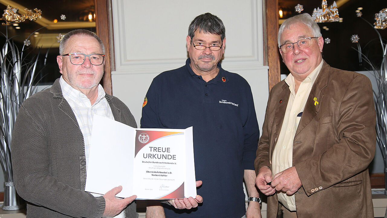 In Wetzlar (v.l.n.r.): Oberstabsfeldwebel a.D. Norbert Köhler, Bezirksvorsitzender Stabsfeldwebel a.D. Dirk Siebert und Vorsitzender der ERH Oberstleutnant a.D. Bernd Kraft. Foto: wh