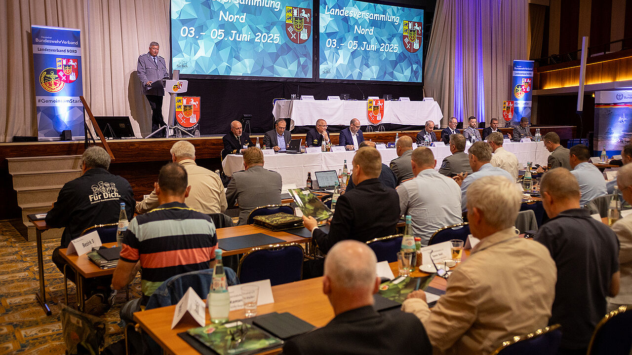 Rund 240 Delegierte kommen bei der Landesversammlung Nord in Tavemünde zusammen. Foto: DBwV/Yann Bombeke