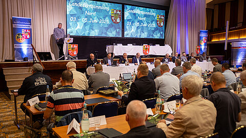 Rund 240 Delegierte kommen bei der Landesversammlung Nord in Tavemünde zusammen. Foto: DBwV/Yann Bombeke