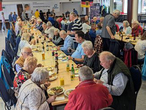 In Kiel: Schlechtwetterlösung beim Sommergrillen. Foto: LV Nord