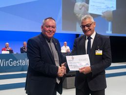 Auf der 21. Hauptversammlung überreichte Oberst a.D. Peter Utsch (r.), Vorsitzender des von Rohdich`schen Legatenfonds, einen Scheck in Höhe von 10.000 Euro an den SVS-Vorsitzenden Hauptmann a.D. Uwe Köpsel. Foto: DBwV/Yann Bombeke