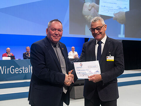 Auf der 21. Hauptversammlung überreichte Oberst a.D. Peter Utsch (r.), Vorsitzender des von Rohdich`schen Legatenfonds, einen Scheck in Höhe von 10.000 Euro an den SVS-Vorsitzenden Hauptmann a.D. Uwe Köpsel. Foto: DBwV/Yann Bombeke