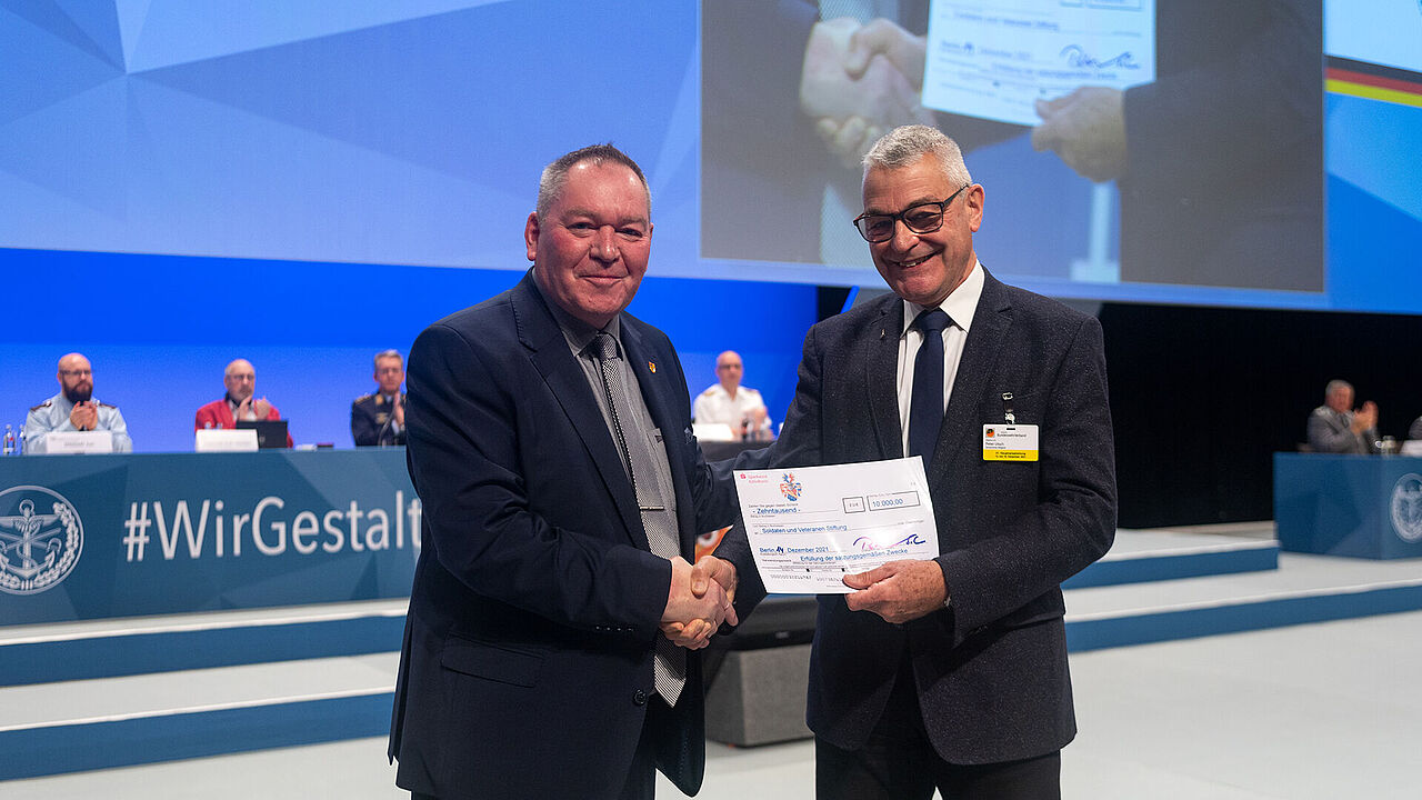 Auf der 21. Hauptversammlung überreichte Oberst a.D. Peter Utsch (r.), Vorsitzender des von Rohdich`schen Legatenfonds, einen Scheck in Höhe von 10.000 Euro an den SVS-Vorsitzenden Hauptmann a.D. Uwe Köpsel. Foto: DBwV/Yann Bombeke