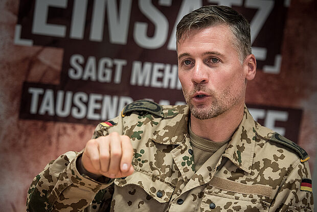 Vor einem Auslandseinsatz sollte man sich gründlich mit dem Land, dessen Kultur und den Problemen beschäftigen, sagt Hauptfeldwebel Daniel Foto: DBwV/Scheurer