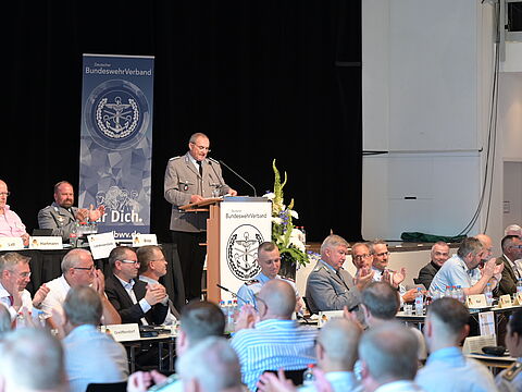 Der Landesvorsitzende Oberstleutnant a.D. Josef Rauch stellte den Bericht des Landesverbands vor. Foto. DBwV/Ingo Kaminsky