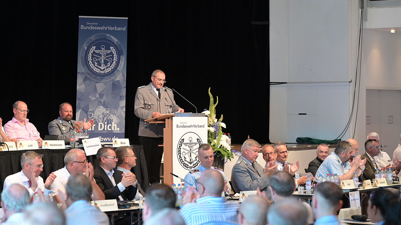 Der Landesvorsitzende Oberstleutnant a.D. Josef Rauch stellte den Bericht des Landesverbands vor. Foto. DBwV/Ingo Kaminsky