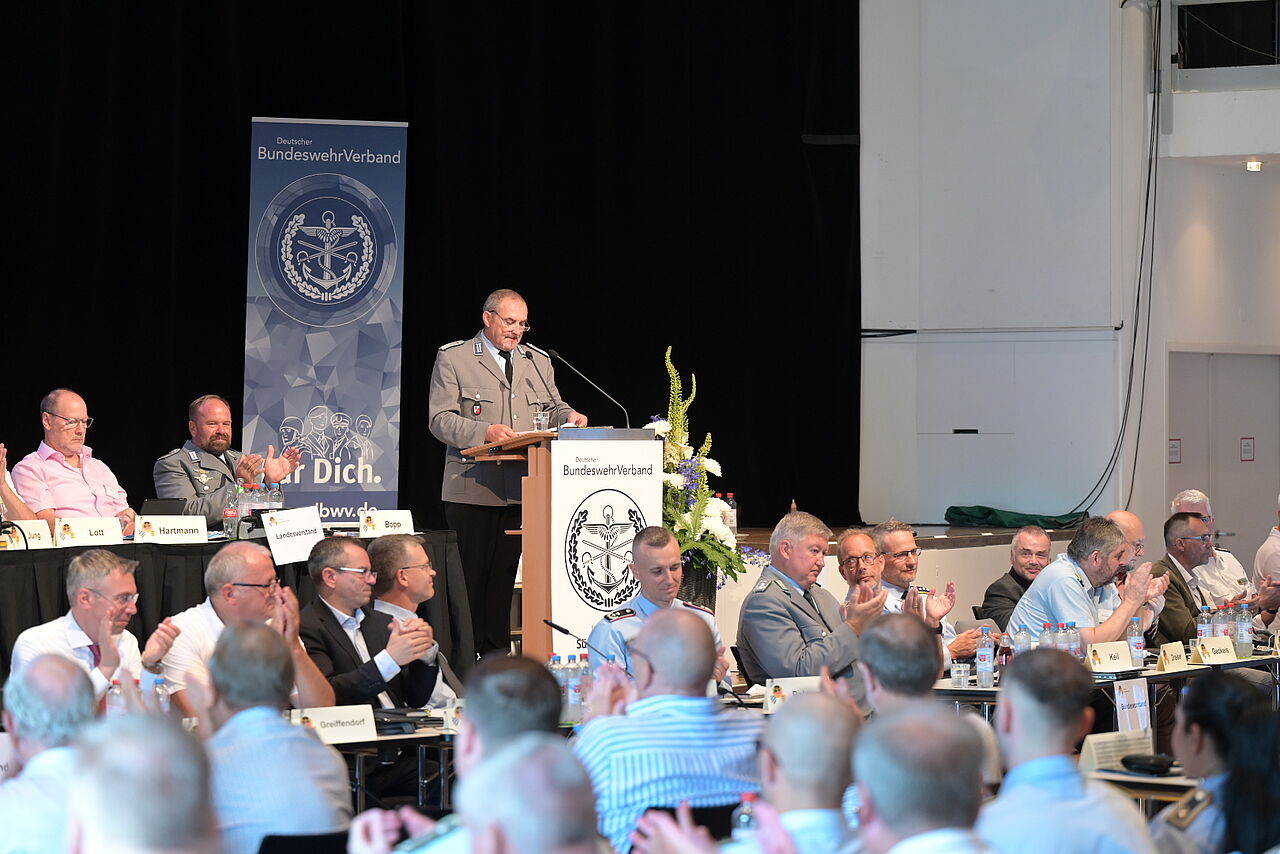 Der Landesvorsitzende Oberstleutnant a.D. Josef Rauch stellte den Bericht des Landesverbands vor. Foto. DBwV/Ingo Kaminsky