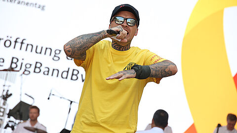 Veteranen haben etwas zu sagen: Der Rapper und Afghanistan-Veteran Mazibora eröffnete den Veteranentag in Berlin gemeinsam mit der Big Band der Bundeswehr. Foto: DBwV/Yann Bombeke