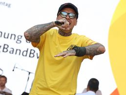 Veteranen haben etwas zu sagen: Der Rapper und Afghanistan-Veteran Mazibora eröffnete den Veteranentag in Berlin gemeinsam mit der Big Band der Bundeswehr. Foto: DBwV/Yann Bombeke
