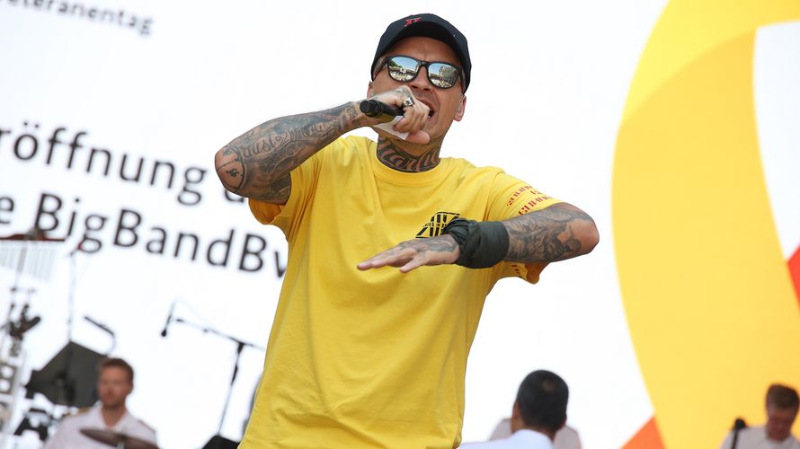 Veteranen haben etwas zu sagen: Der Rapper und Afghanistan-Veteran Mazibora eröffnete den Veteranentag in Berlin gemeinsam mit der Big Band der Bundeswehr. Foto: DBwV/Yann Bombeke