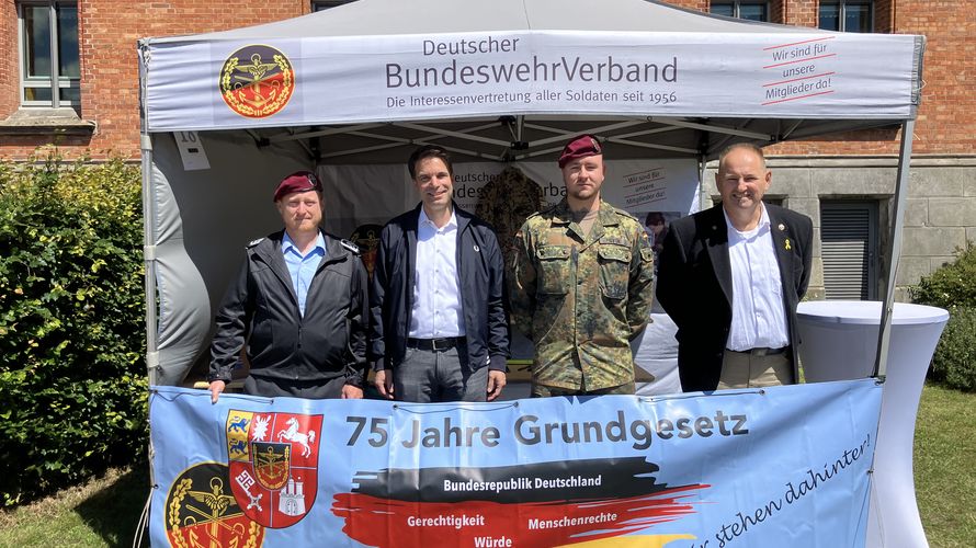 Oberbürgermeister Dr. Jörg Nigge (2. von links) am Info-Stand DBwV. Foto: DBwV