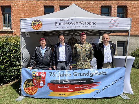 Oberbürgermeister Dr. Jörg Nigge (2. von links) am Info-Stand DBwV. Foto: DBwV