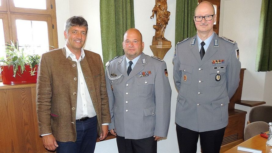 Bürgermeister Edgar Knobloch empfing den neuen Vorsitzenden der Grafenwöhrer Truppenkameradschaft im Bundeswehrverband, Stabsfeldwebel Dirk Marschall und seinen Vorgänger Stabsfeldwebel Michael Hiller im Rathaus (von links). Foto: DBwV/Gerald Morgenstern