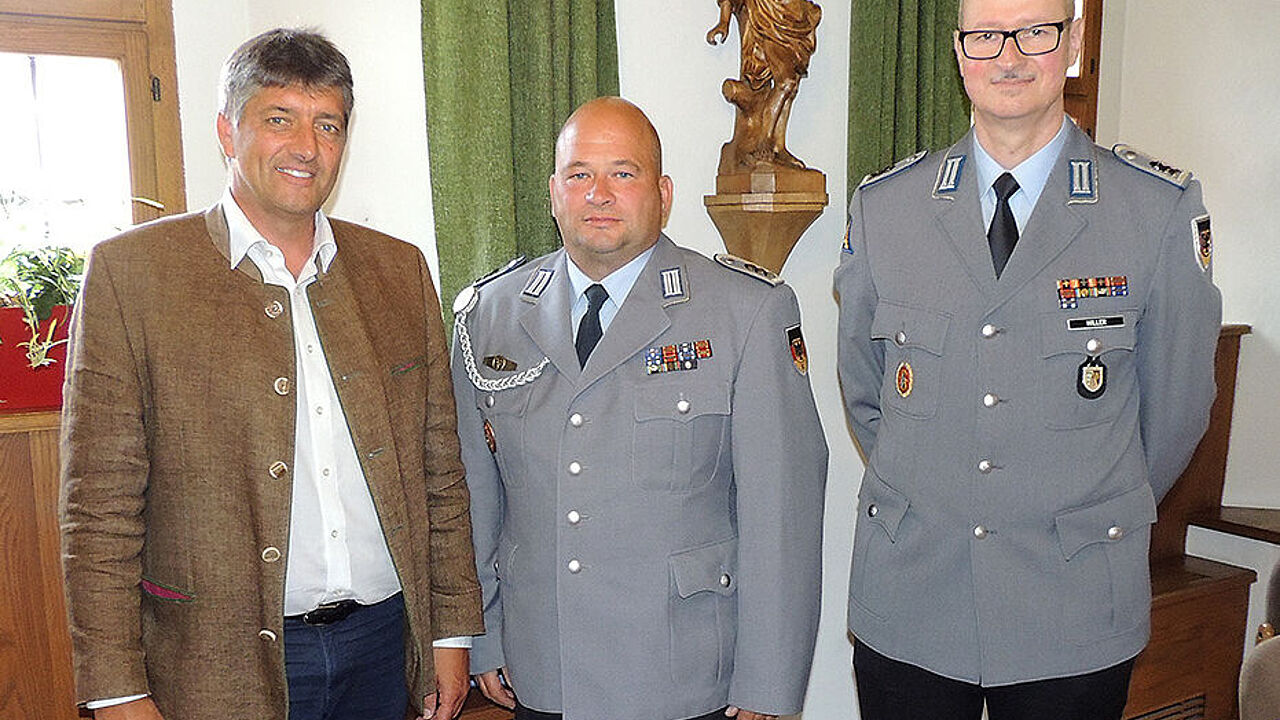 Bürgermeister Edgar Knobloch empfing den neuen Vorsitzenden der Grafenwöhrer Truppenkameradschaft im Bundeswehrverband, Stabsfeldwebel Dirk Marschall und seinen Vorgänger Stabsfeldwebel Michael Hiller im Rathaus (von links). Foto: DBwV/Gerald Morgenstern