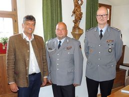 Bürgermeister Edgar Knobloch empfing den neuen Vorsitzenden der Grafenwöhrer Truppenkameradschaft im Bundeswehrverband, Stabsfeldwebel Dirk Marschall und seinen Vorgänger Stabsfeldwebel Michael Hiller im Rathaus (von links). Foto: DBwV/Gerald Morgenstern