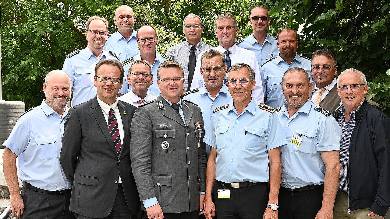 Bundesvorsitzender André Wüstner (4. v. l.) mit den Vorsitzenden des neuen Vorstands und den Beauftragten im Landesverband. Foto: DBwV/Kaminsky