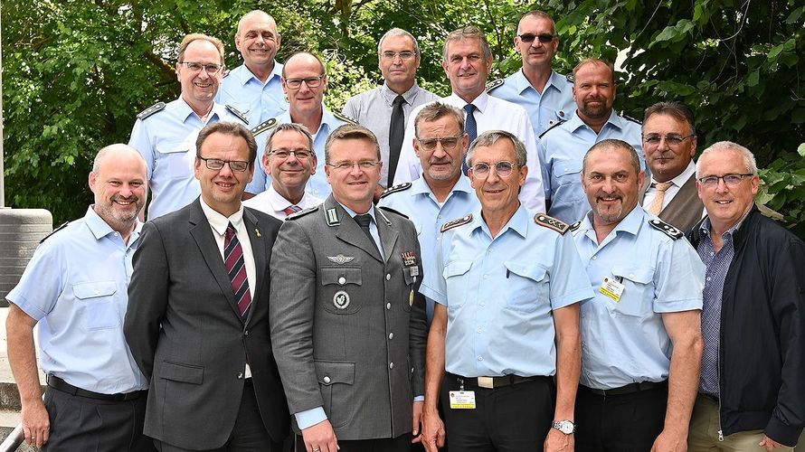 Bundesvorsitzender André Wüstner (4. v. l.) mit den Vorsitzenden des neuen Vorstands und den Beauftragten im Landesverband. Foto: DBwV/Kaminsky