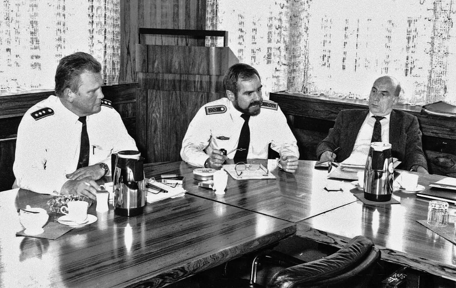 Der erste Vorsitzende des Landesverbandes Ost, Karl-Heinrich Stein, berichtet 1992 dem Bundesvorstand des DBwV über die Sorgen und Nöte der Mitglieder in den „Neuen Bundesländern“: Schatzmeister Hauptmann Martin Michels, Stabsfeldwebel Karl-Heinrich Stein und Oberstleutnant a.D. Dr. Horst Rohde (v.l.n.r.). Foto: DBwV/Archiv