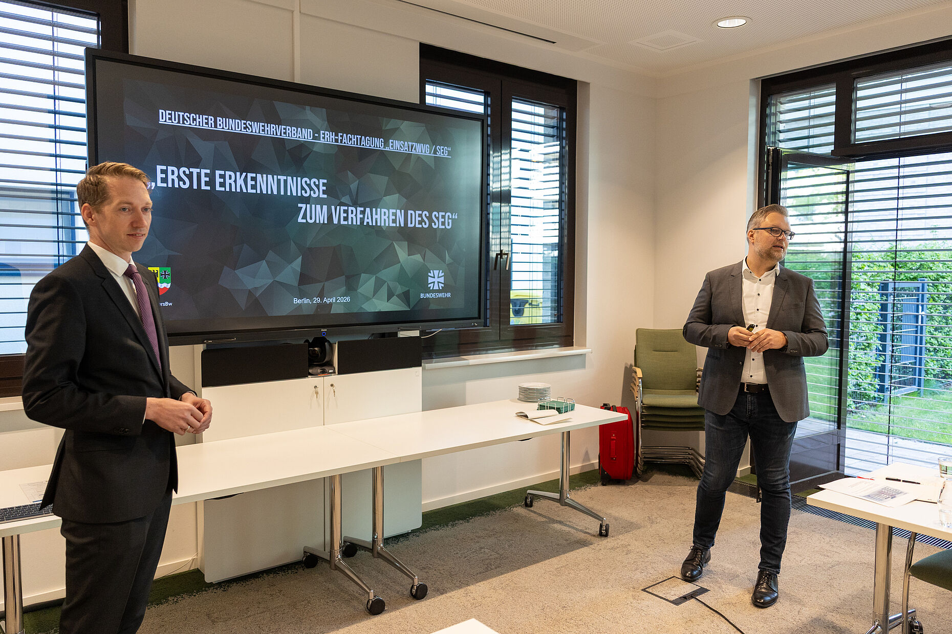Die Regierungsdirektoren Patrick Collier (r.) und Joachim Gesien trugen aus Sicht des BAPersBw zum Soldatenentschädigungsgesetz vor. Foto: DBwV/Yann Bombeke