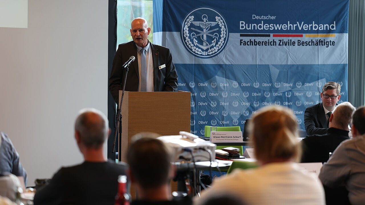 Seit mehr als zehn Jahren engagiert sich der Deutsche BundeswehrVerband für die Zivilbeschäftigten der Bundeswehr. Diese von immer mehr zivilen Kolleginnen und Kollegen geschätzte Arbeit wurde nicht nur auf der jüngsten Tagung des Fachbereichs in Berlin deutlich. Foto: DBwV/Yann Bombeke