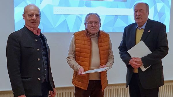 KERH-Vorsitzender Jürgen Schreier (v.l.) mit den geehrten Mitgliedern Stabsfeldwebel a.D. Kurt Einsle und Hauptmann a.D. Walter Siegmeth.Foto: sKERH Murnau