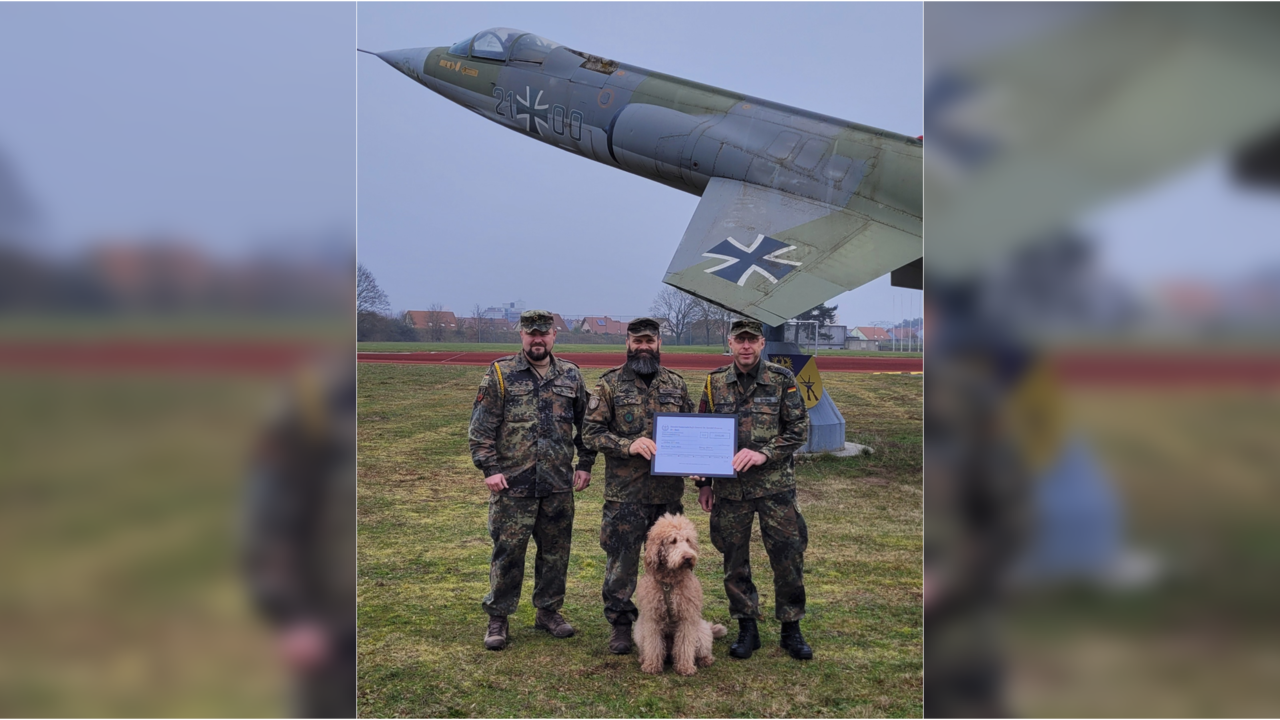 Die Spende überreichte StoKa-Vorsitzender Oberstabsfeldwebel Heiko Steng (von rechts) an Stabsfeldwebel Prokisch vom LwAusbBtl in Germersheim gemeinsam mit Oberstabsfeldwebel Marco Somma. Foto: StoKa Bruchsal