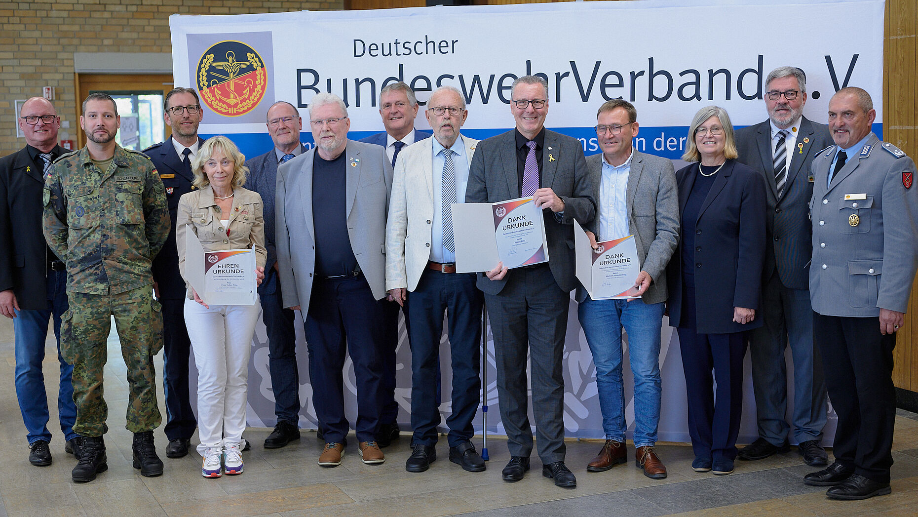 Ehrengäste und geehrte Partner und Unterstützer der Bundeswehr und der Kameradschaft ERH Würzburg-Veitshöchheim. Foto: DBwV/ik