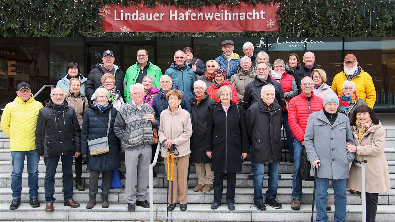 Zur Adventszeit war die Lindauer Hafenweihnacht Ziel des Ausflugs der Mitglieder der Kameradschaft ERH Sonthofen. Foto/Collage: Wolfgang Kruse/IK