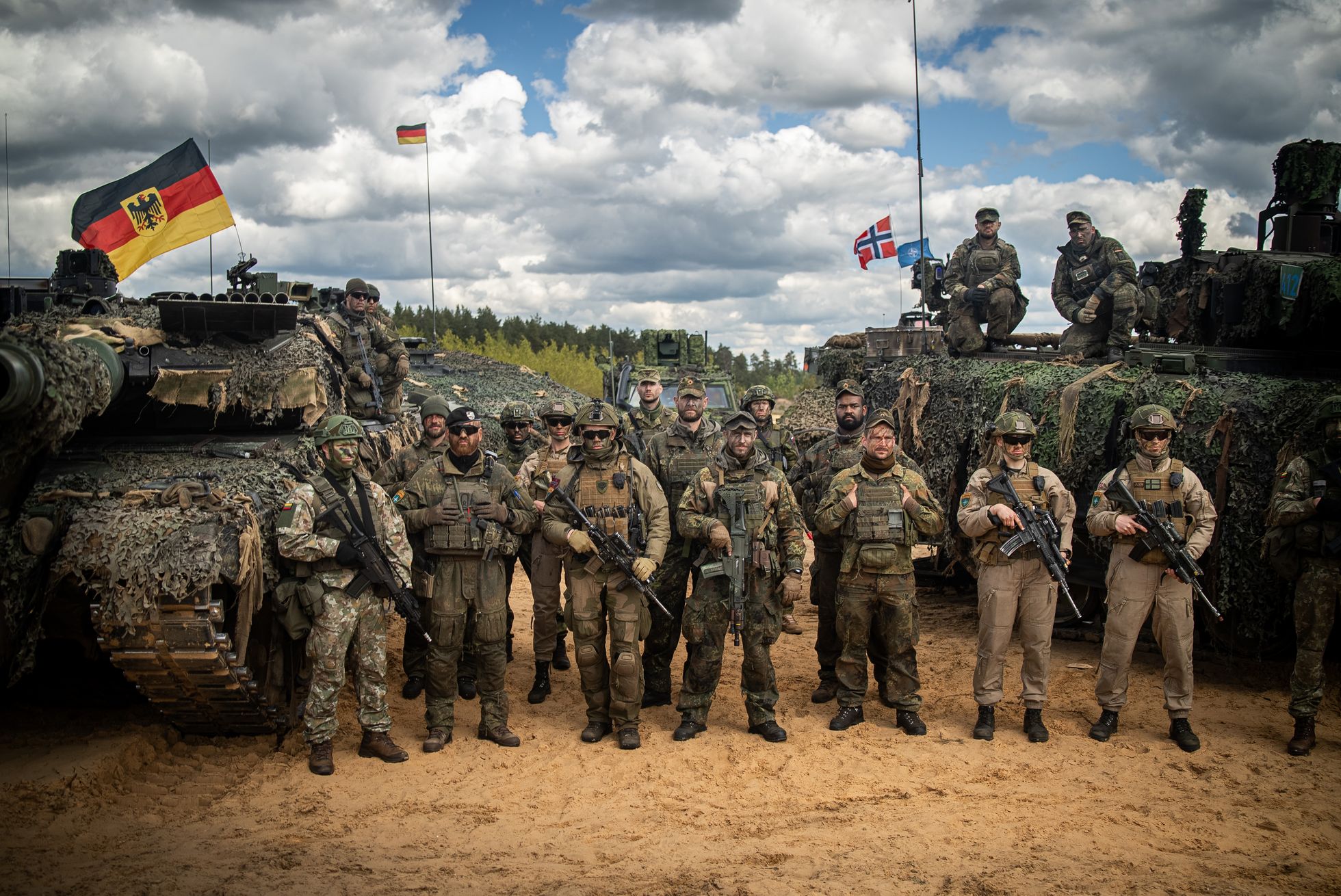 Deutsche und norwegische Soldatinnen und Soldaten trainieren gemeinsam mit Truppen aus Tschechen und Litauen auf einem Übungsplatz in Rukla. Foto: NATO