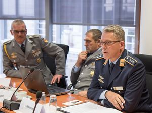 Hauptmann Andreas Steinmetz, Oberstleutnant Josef Rauch, Stellvertretender Landesvorsitzender Süddeutschland, und Oberstabsfeldwebel Stefan Weyer (v.r.). Foto: DBwV/Hepner